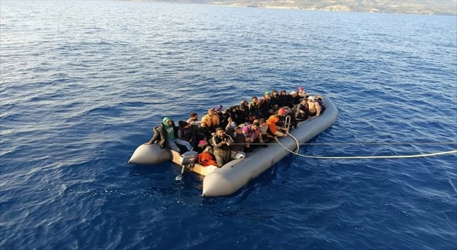 İzmir açıklarında bir lüks yelkenliye yasa dışı geçiş operasyonu