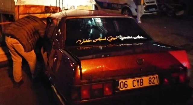 Park halindeki kamyona çarpan otomobilin sürücüsü ağır yaralandı