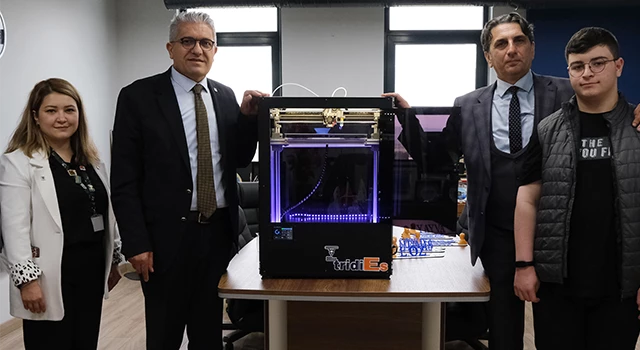 Robosb teknoloji takımı ürettiği 3D yazıcıyı Küpeli ve ekibine sundu