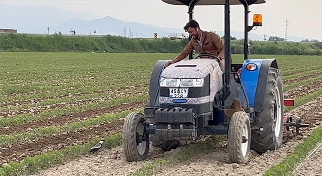 Tarladaki yuvasını korumak isteyen kuşun traktörü durdurduğu anları görüntüledi