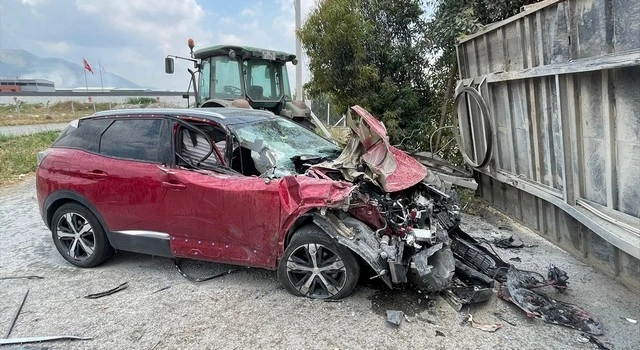 Traktörle çarpışan otomobilin sürücüsü yaralandı