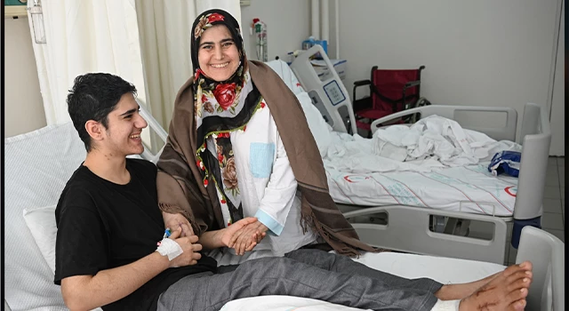 Depremzede anne oğul, hastane odasında birlikte ayağa kalktı