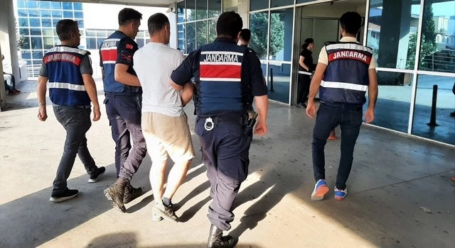 İzmir merkezli göçmen kaçakçılığı operasyonunda 17 şüpheli yakalandı