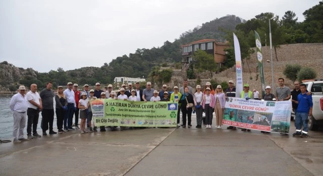 Marmaris’te belediye başkanları ve öğrenciler temizlik yaptı