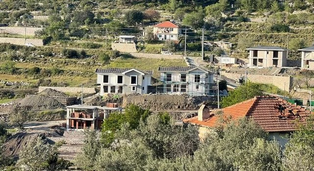 Turizm bölgelerinde imar yasağı var ama takan yok