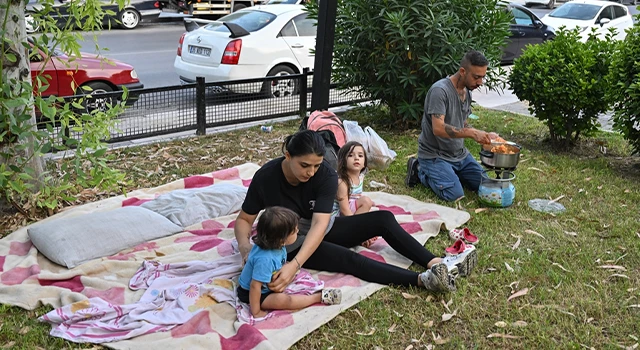 Ev sahibinin yaklaşık 5 katına çıkardığı kirayı ödeyemeyen aile parkta yaşıyor