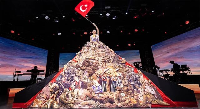 Simge Kurtuluş savaşını temsil eden elbisesiyle geceye damga vurdu