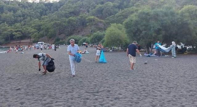 Turistik plajdan 25 battal boy atık toplandı
